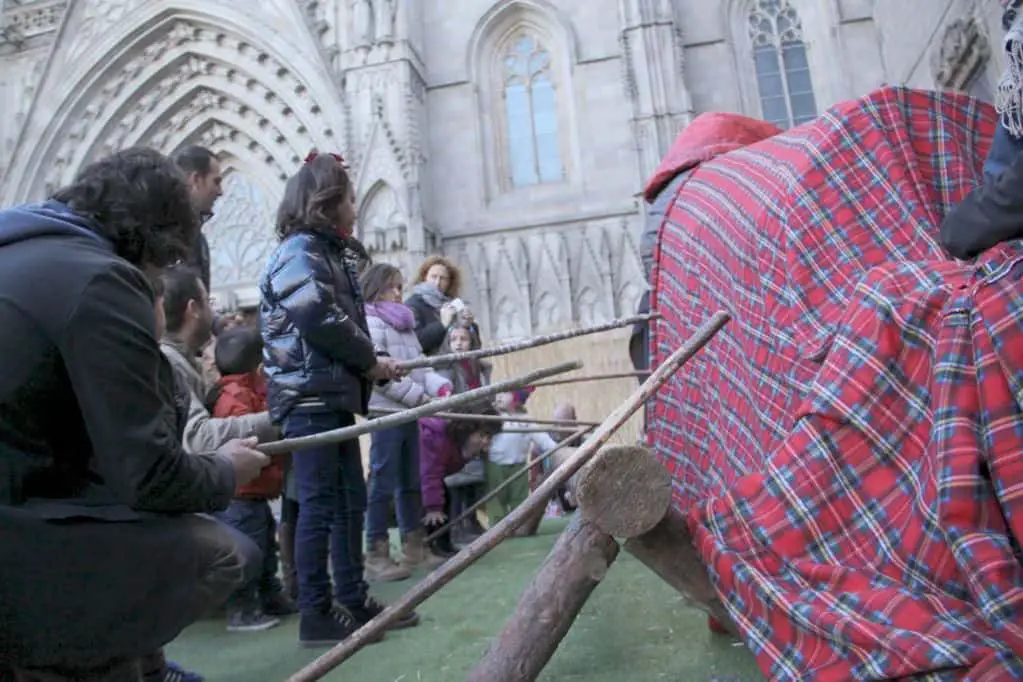 Hitting the caga tió.