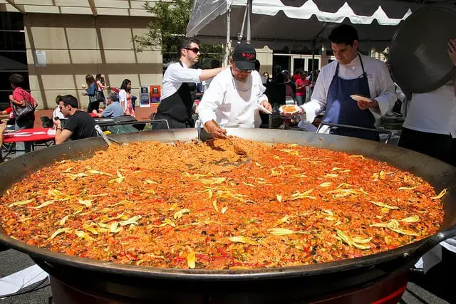 Paella fideua with chicken.Fideuá is a dish originally from Gandía that is  made in a similar way to paella, although based on noodles instead of rice  Stock Photo - Alamy