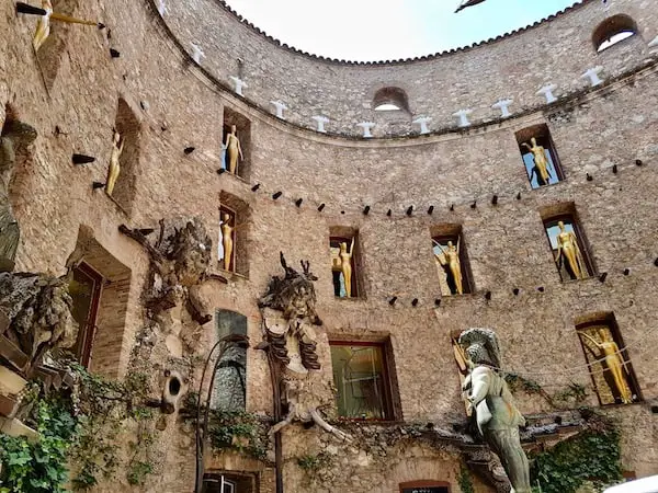 The open courtyard of the Dalí Museum
